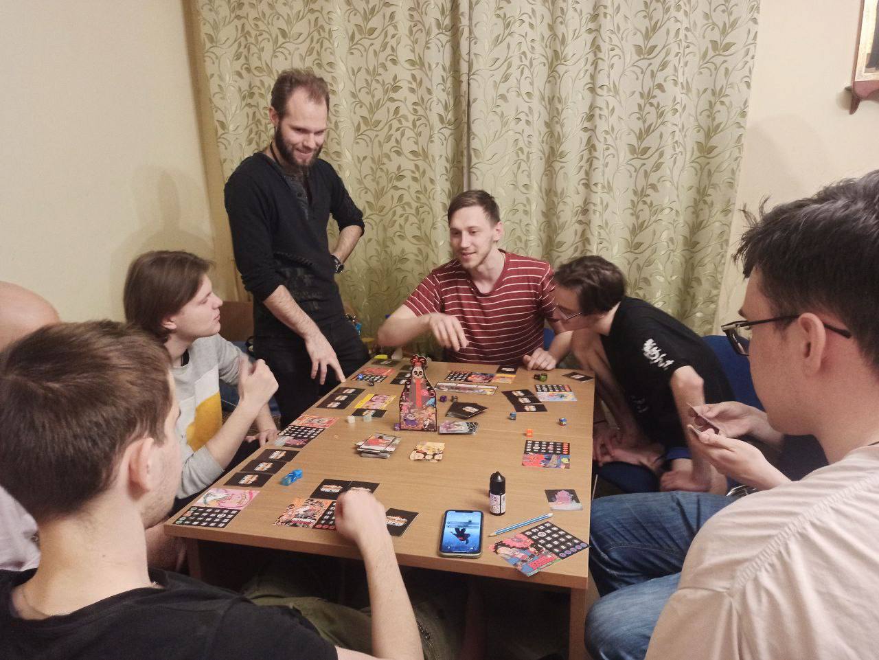 Участники гильдии играют в настольную игру